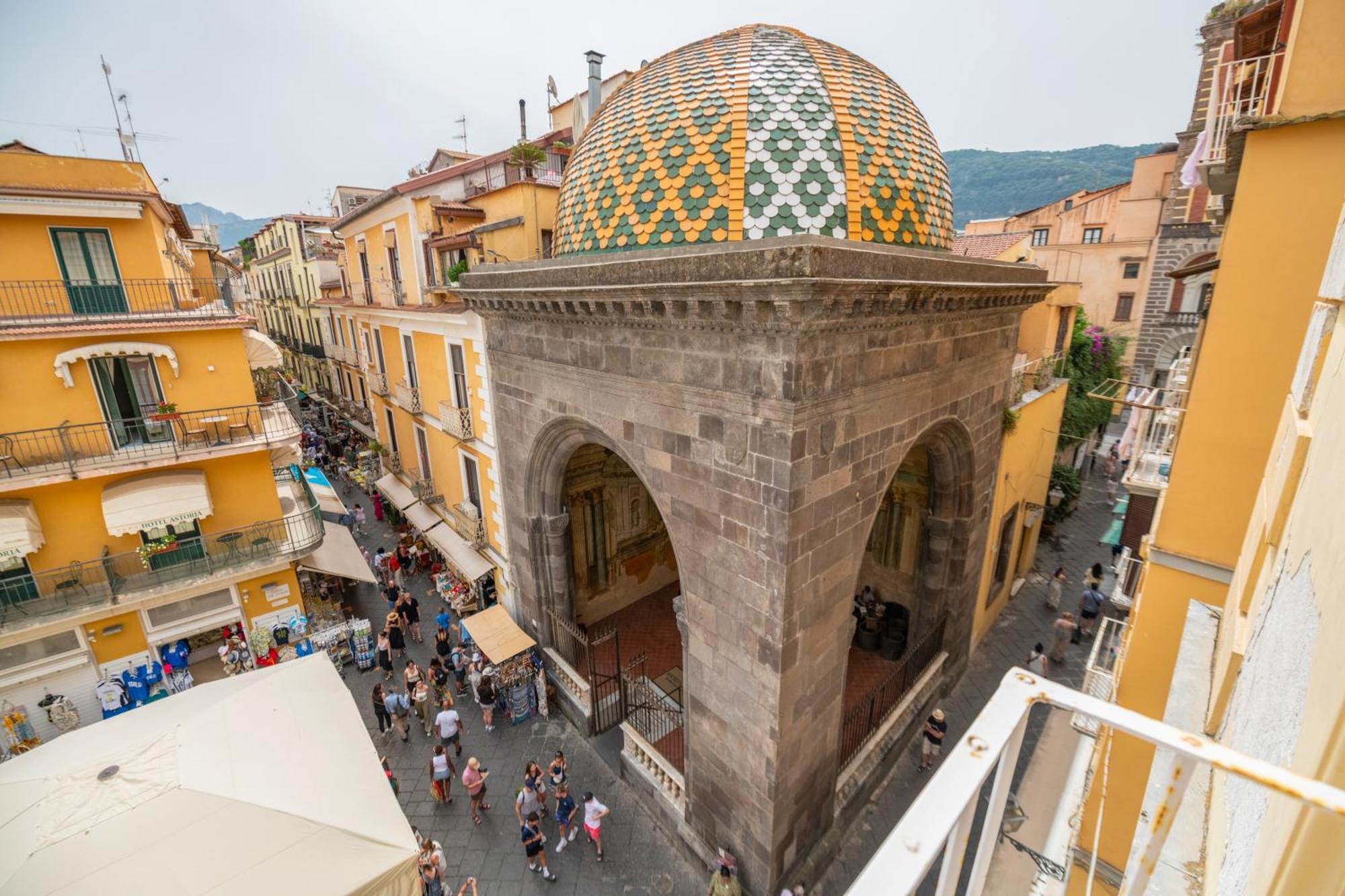 ソレントPalazzo Ammone - Sedil Dominovaアパートメント エクステリア 写真